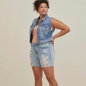 Torrid Women’s Plus 5 Inch Classic Denim HighRise Shorts Medium Wash Size 20
